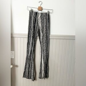 Sky and Sparrow Medium Stretchy Black and White Pattern Flare Pants